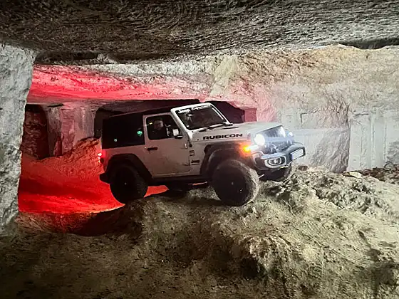 Mit dem Jeep die Höhle erforschen